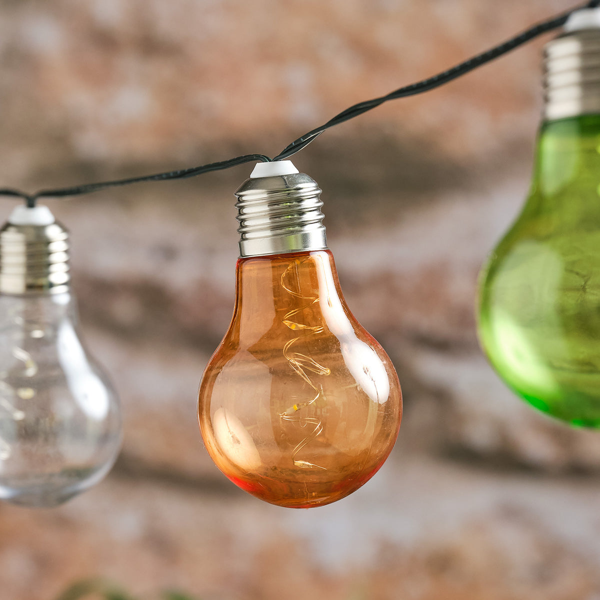 Nahaufnahme einer orangefarbenen Glühbirne der Solar-Lichterkette mit sichtbaren Mikro-LEDs