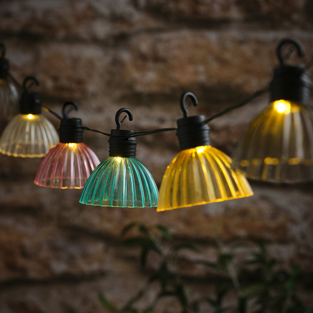 Solar-Lichterkette mit 10 geriffelten Pastellkappen in verschiedenen Farben und warmweißem Licht