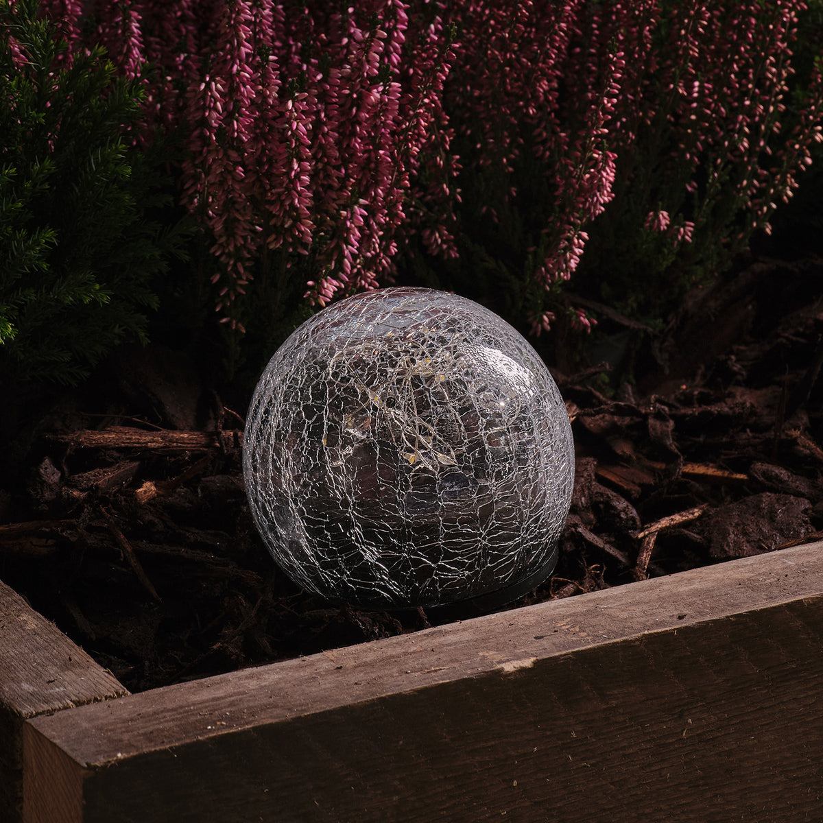 Schwarzer Solar-Gartenstecker Crackle-Glas Glaskugel mit 20 warmweißen LEDs im Beet