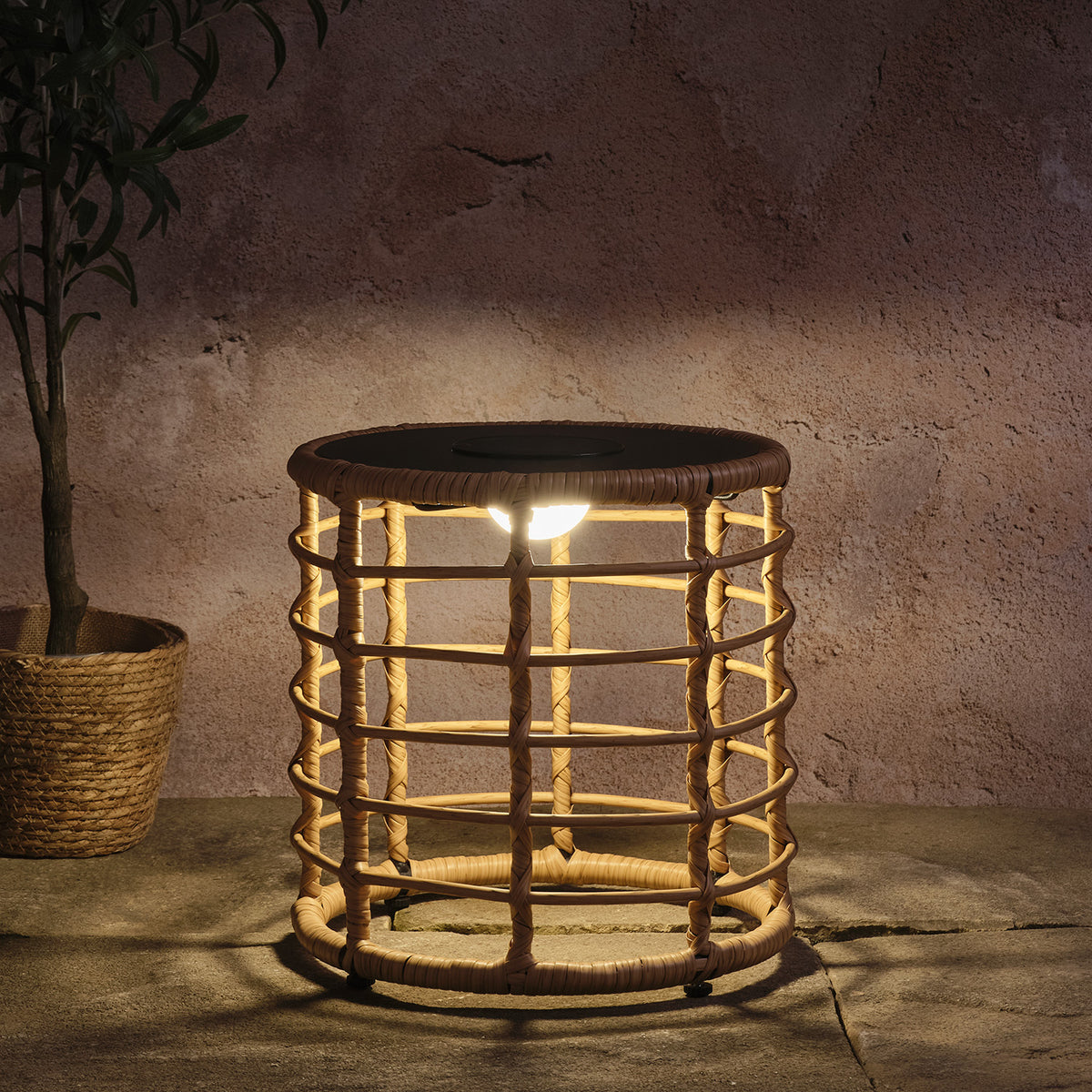 Hygge Solar-Beistelltisch in Flechtoptik mit dimmbarer Beleuchtung