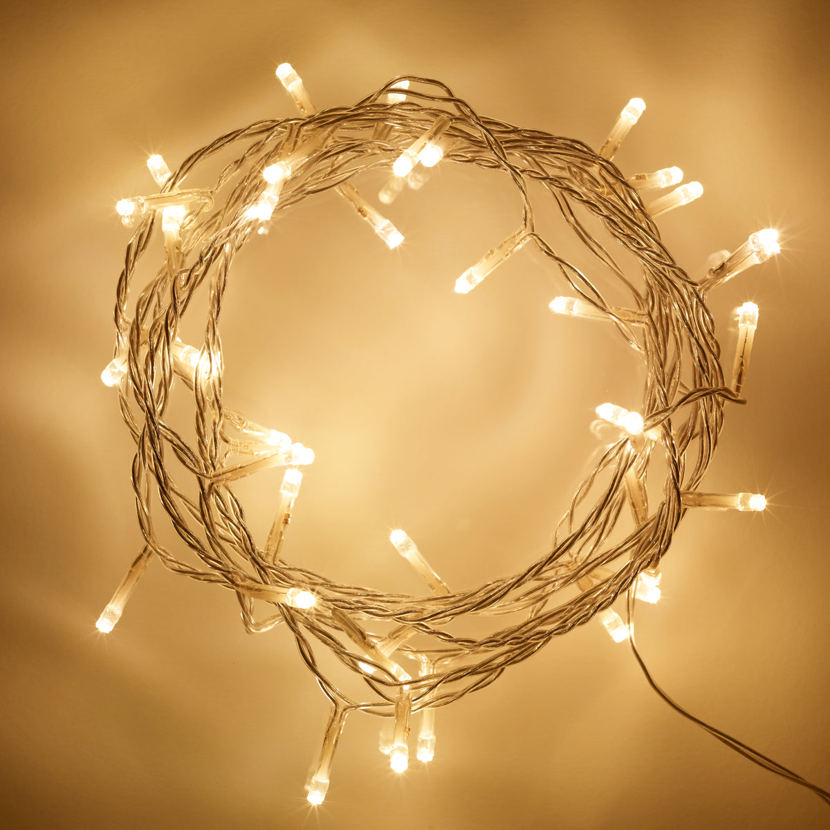 Warmweiße LED-Lichterkette aufgerollt mit transparentem Kabel