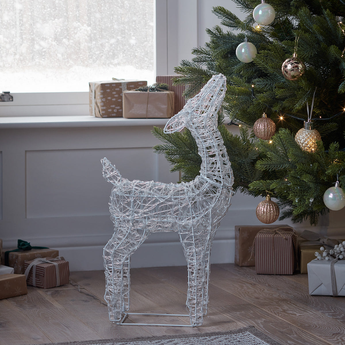 Leuchtende Acryl-Rentiere Hirschkuh und Rehkitz im Wohnzimmer vor Fenster mit Weihnachtsdeko