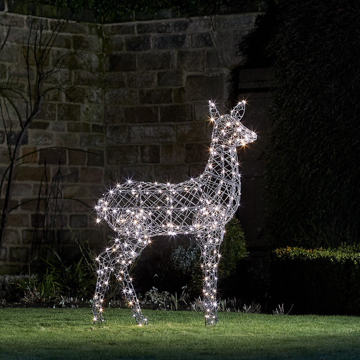 Solar-LED-Rentier Hirschkuh mit weißen LEDs beleuchtet im Garten bei Nacht, Seitenansicht