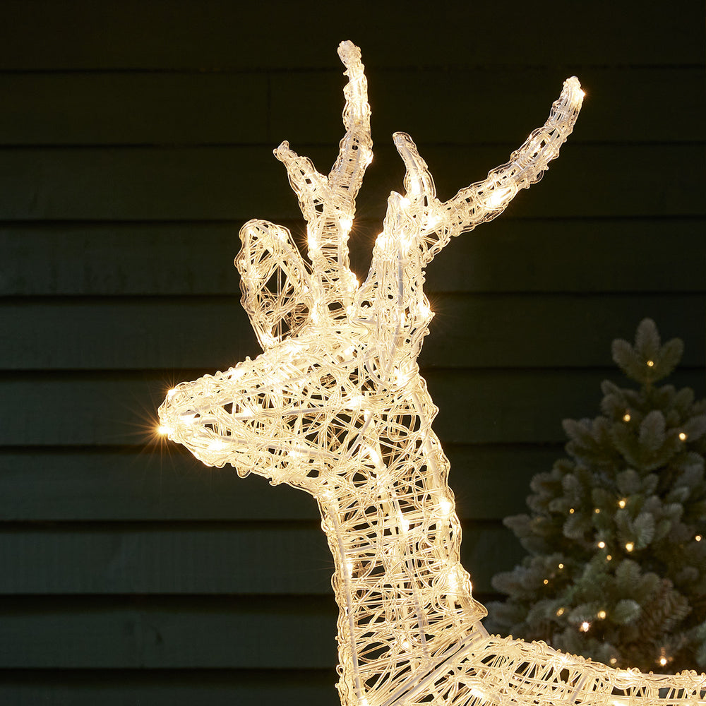 Nahaufnahme Kopf und Geweih des beleuchteten Solar-LED-Rentiers aus Acryl