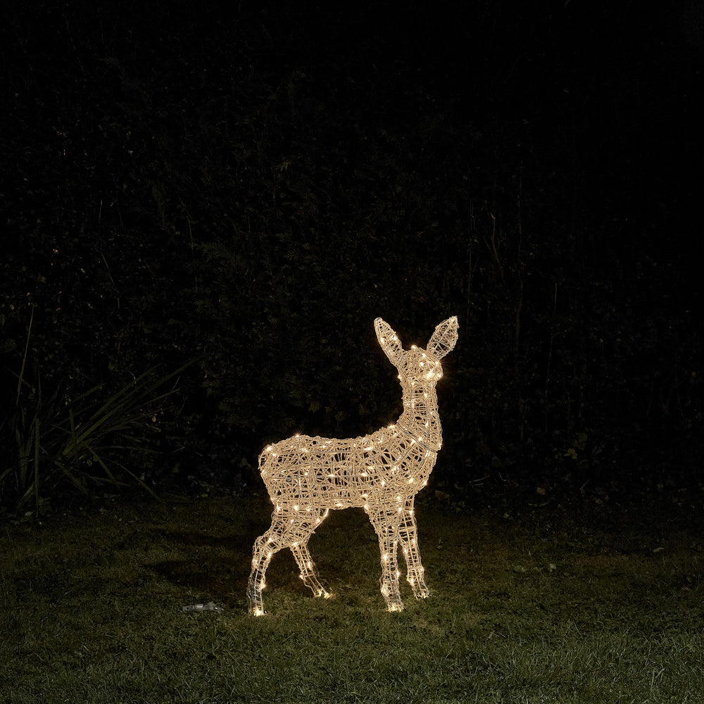 Bicolor LED Rentier Rehkitz mit warmweißen LEDs im Garten bei Nacht