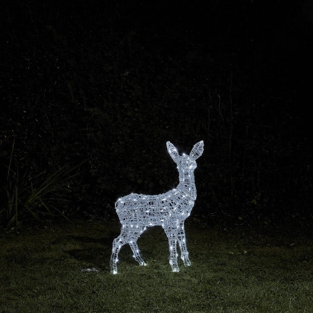 Acryl-Rehkitz mit kaltweißen LEDs leuchtend im Dunkeln auf Rasenfläche