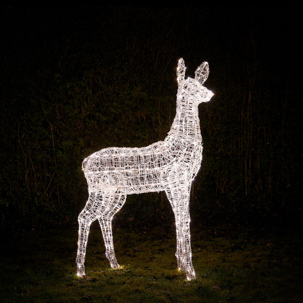 Rentierfigur mit weiß leuchtenden LEDs aus Acryl und Metallrahmen im Dunkeln
