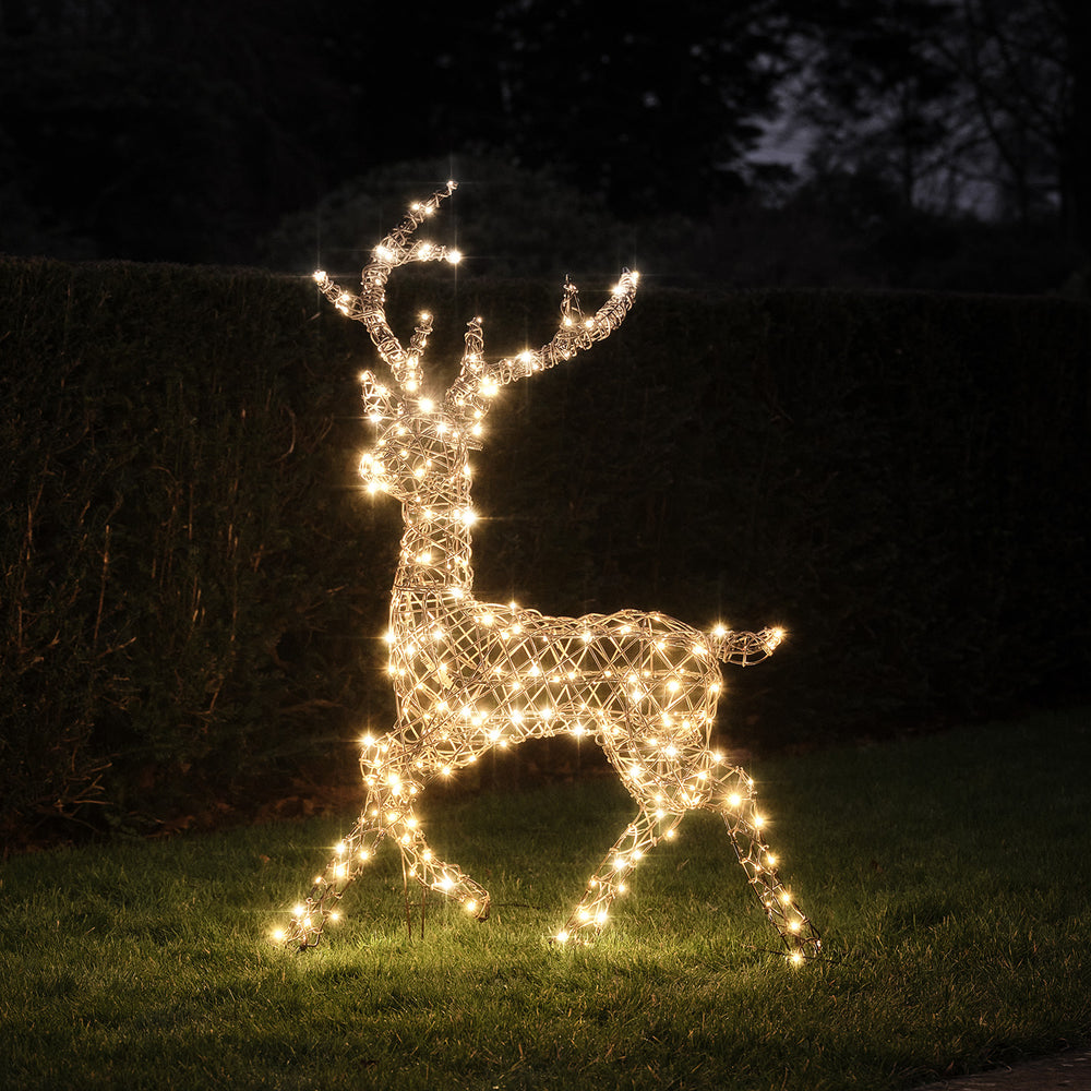 Solar-LED-Rentier mit warmweißen LEDs im Garten bei Nacht