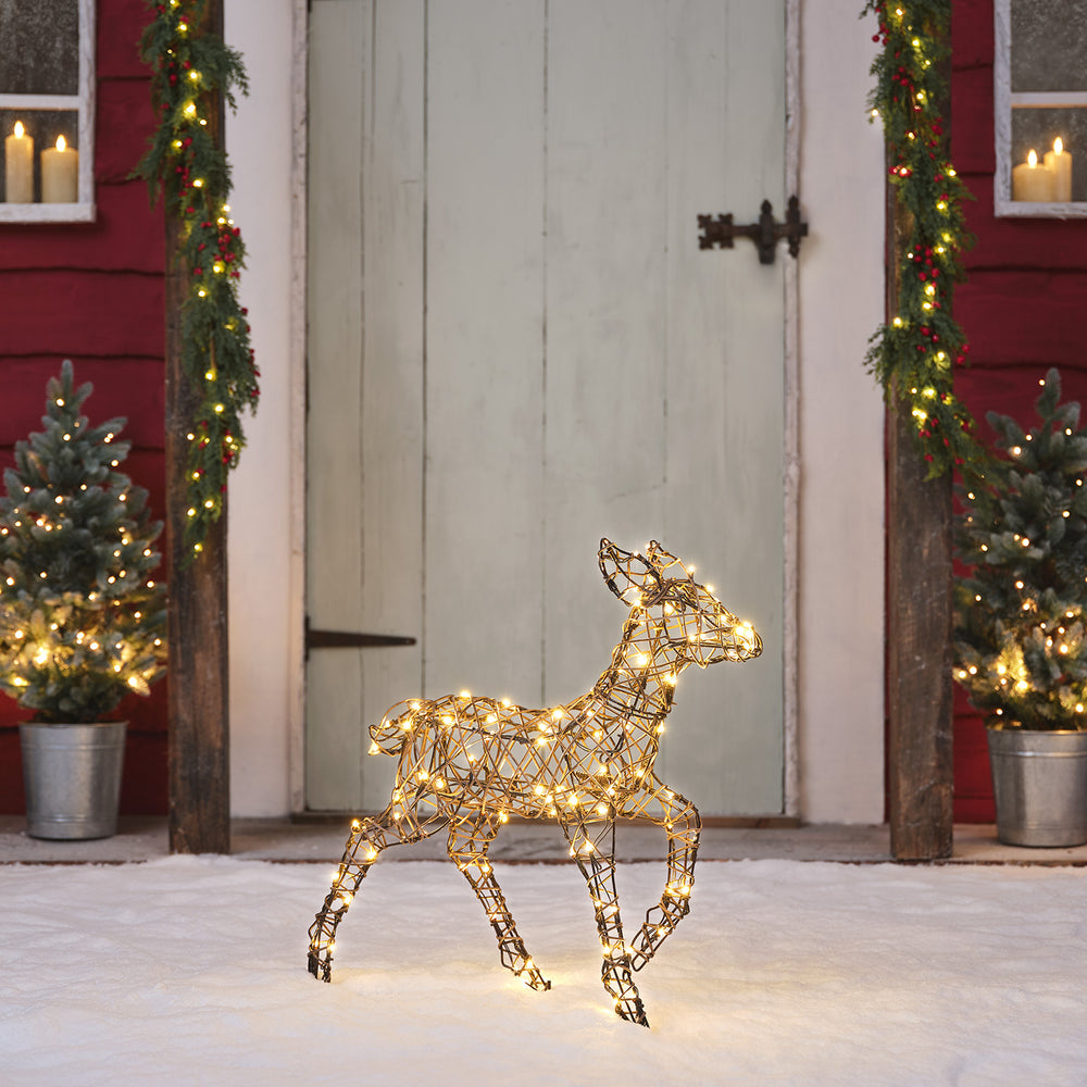 LED-Rentier Rehkitz mit warmweißen Lichtern vor Haustür mit Weihnachtsdeko
