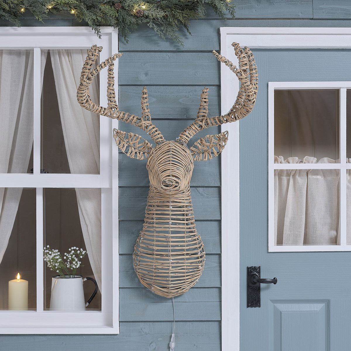 87 cm Leyburn LED-Hirschkopf aus Rattan mit 230 Bicolor LEDs für den Außenbereich am Haus dekoriert unbeleuchtet