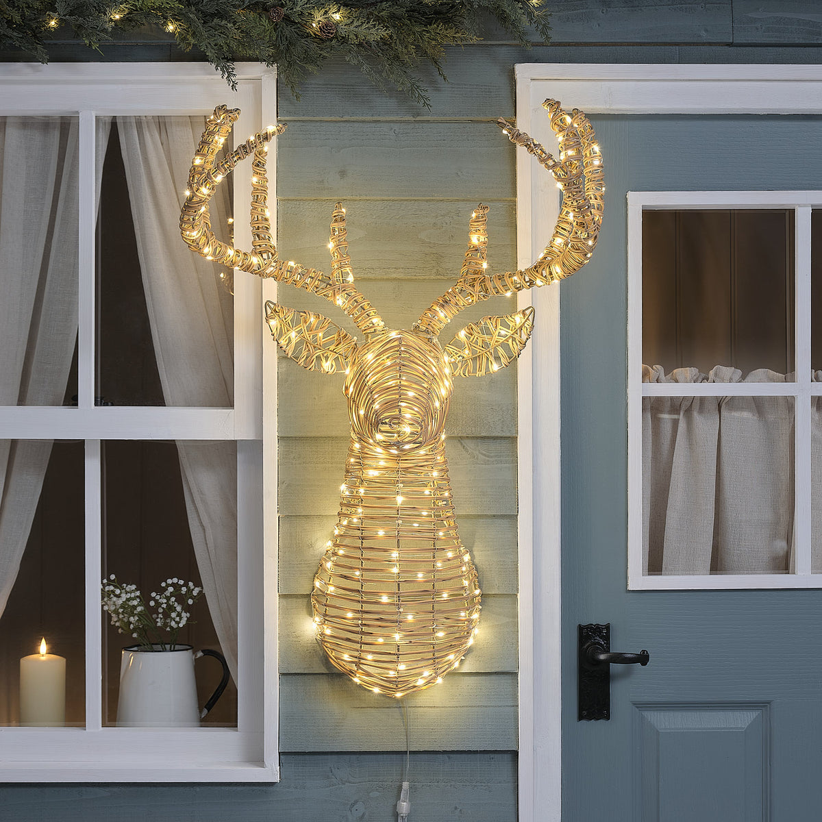87 cm Leyburn LED-Hirschkopf aus Rattan mit 230 Bicolor LEDs für den Außenbereich in Warmweiß am Haus