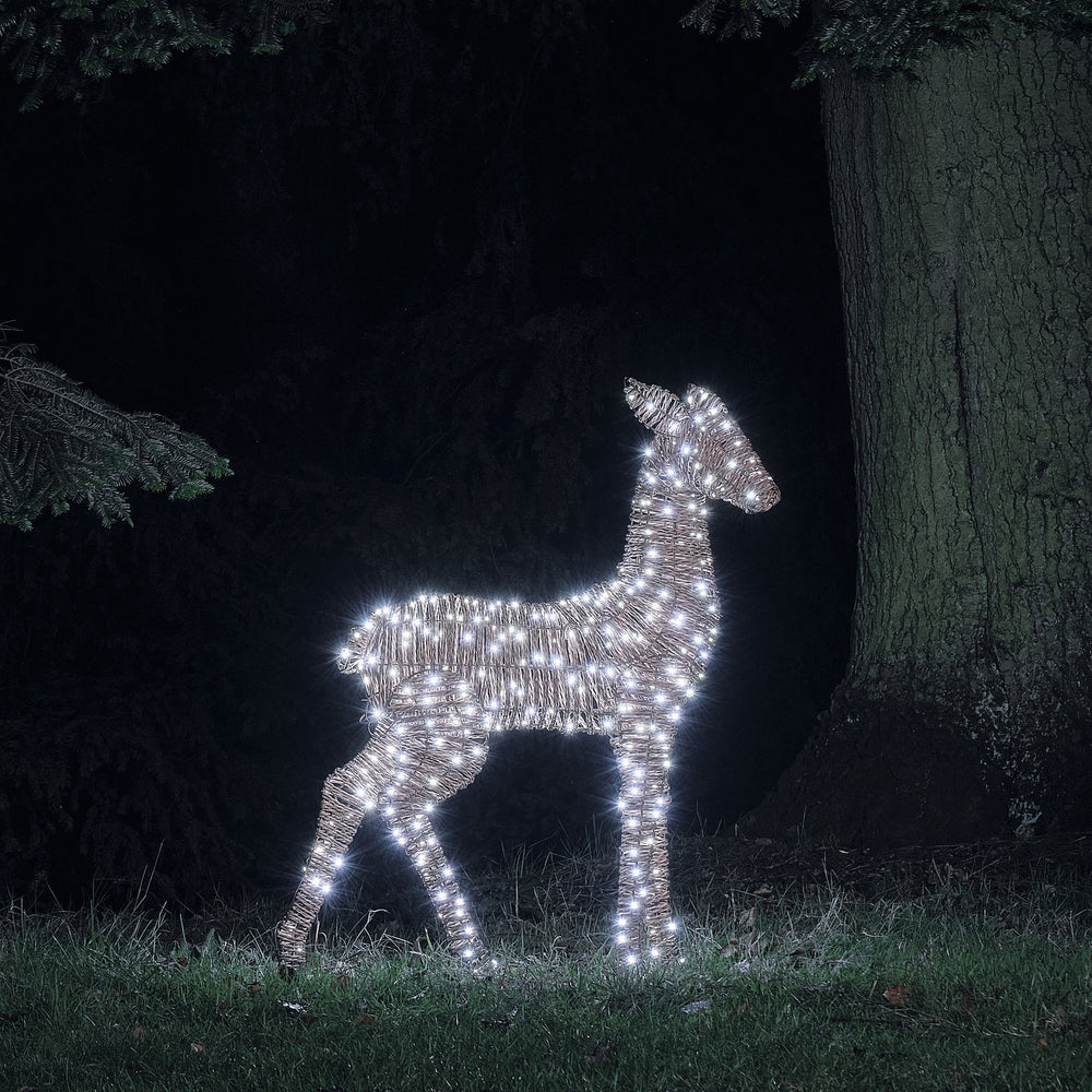 LED-Hirschkuh aus Rattan mit weißen Mikro-LEDs leuchtet im Garten bei Nacht