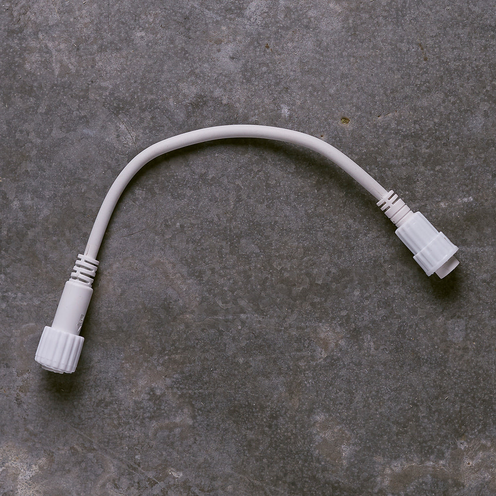 Weißes IP67-zu-IP44-Konverterkabel mit Steckverbindern auf grauem Untergrund