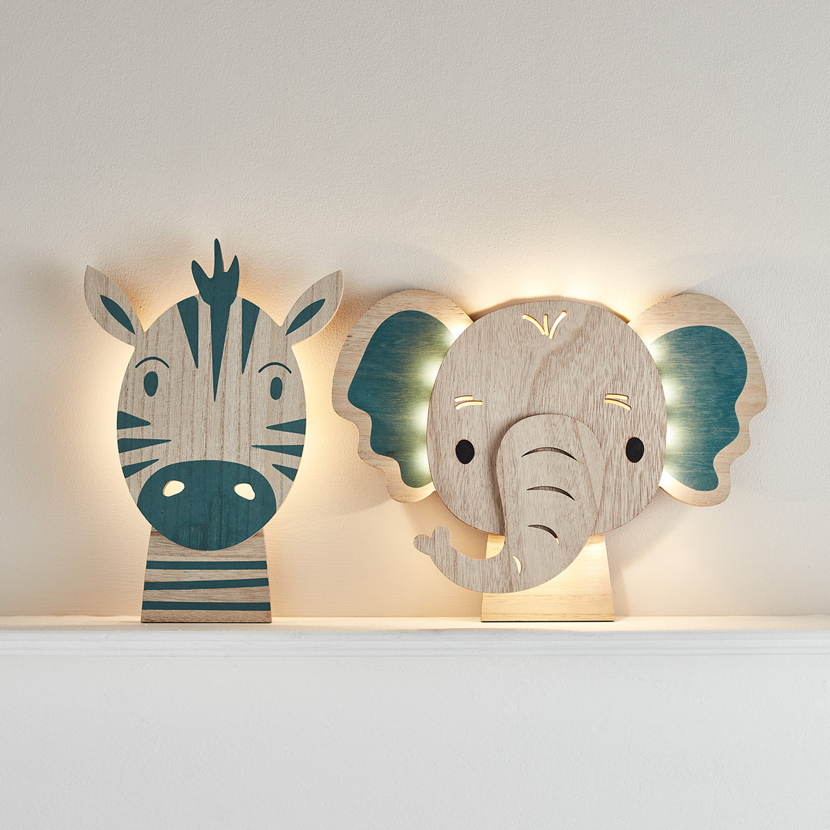 Zebra- und Elefanten-Wandlampen aus Holz mit blauen Details und sanftem Licht an Wand