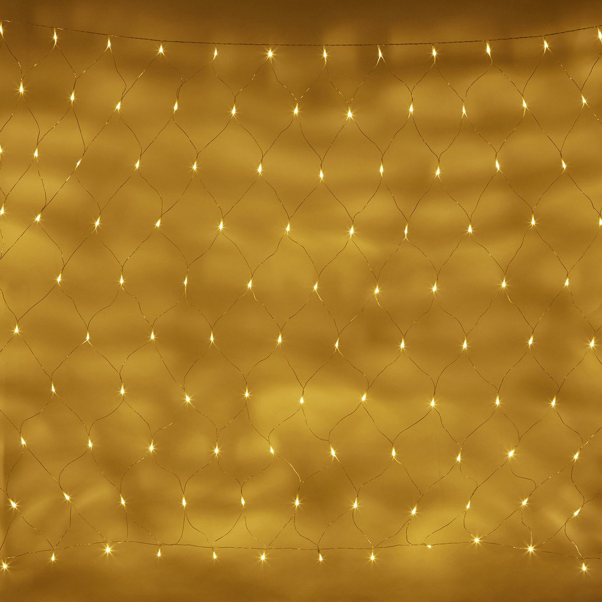 Warmweiß leuchtendes LED-Lichternetz mit transparentem Kabel vor goldfarbenem Hintergrund