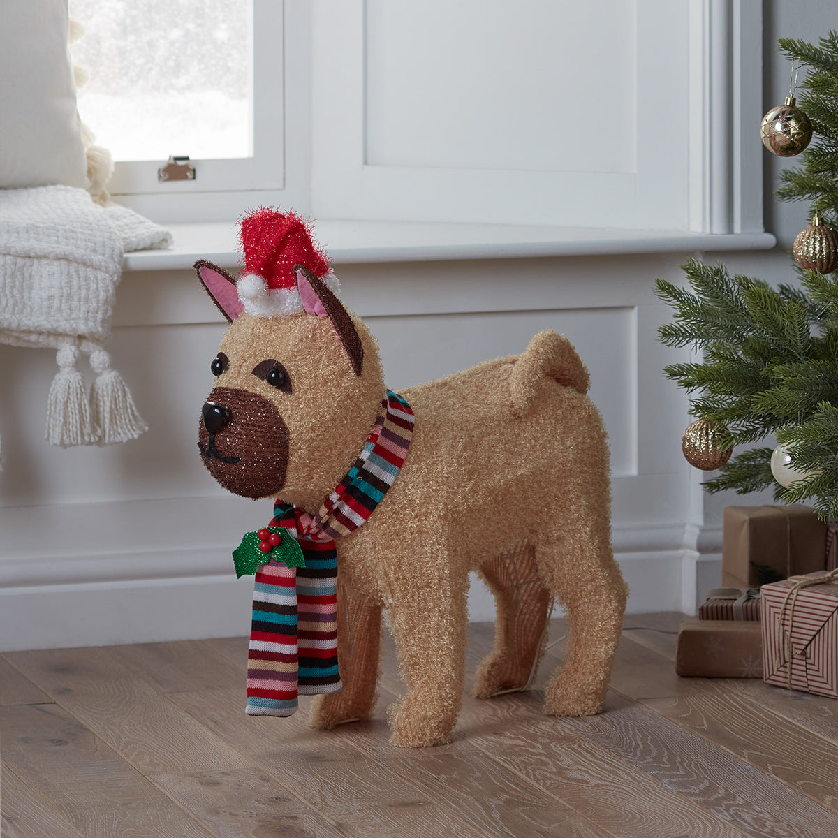 LED Weihnachtsfigur Bulldogge ohne Beleuchtung mit Weihnachtsmütze und Schal im Innenraum