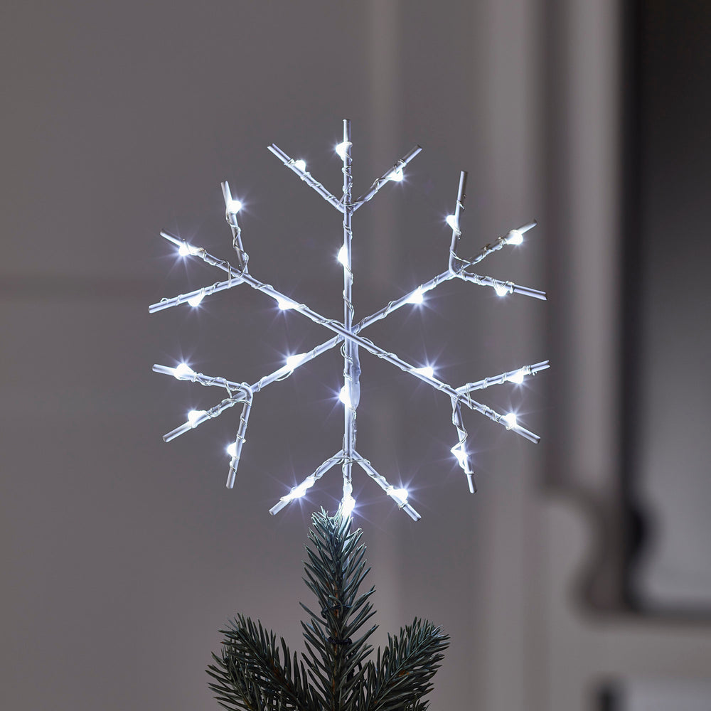 Weiße LED-Schneeflocke mit 24 LEDs leuchtet hell auf dunklem Hintergrund