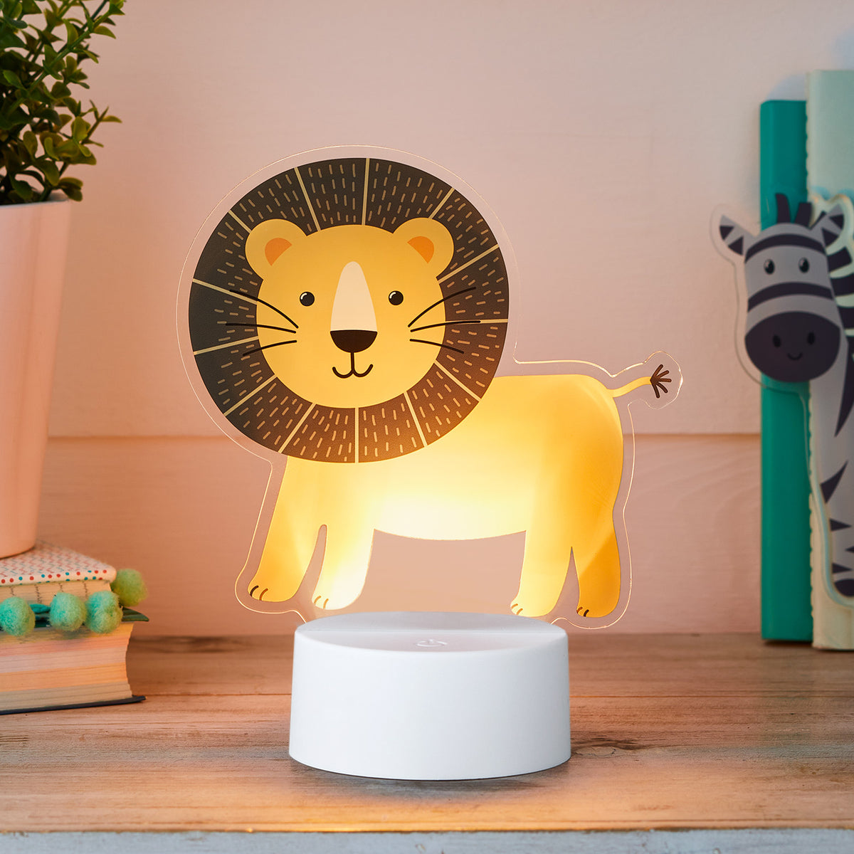 Tischlampe mit leuchtender Acrylscheibe in Löwenform auf weißem Standfuß