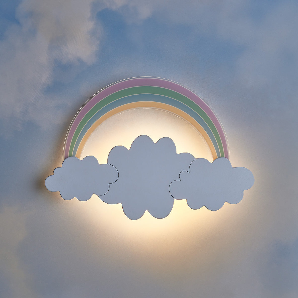 Beleuchtete Regenbogen-Wandlampe mit weißen Wolken an einer Wand mit Himmelshintergrund