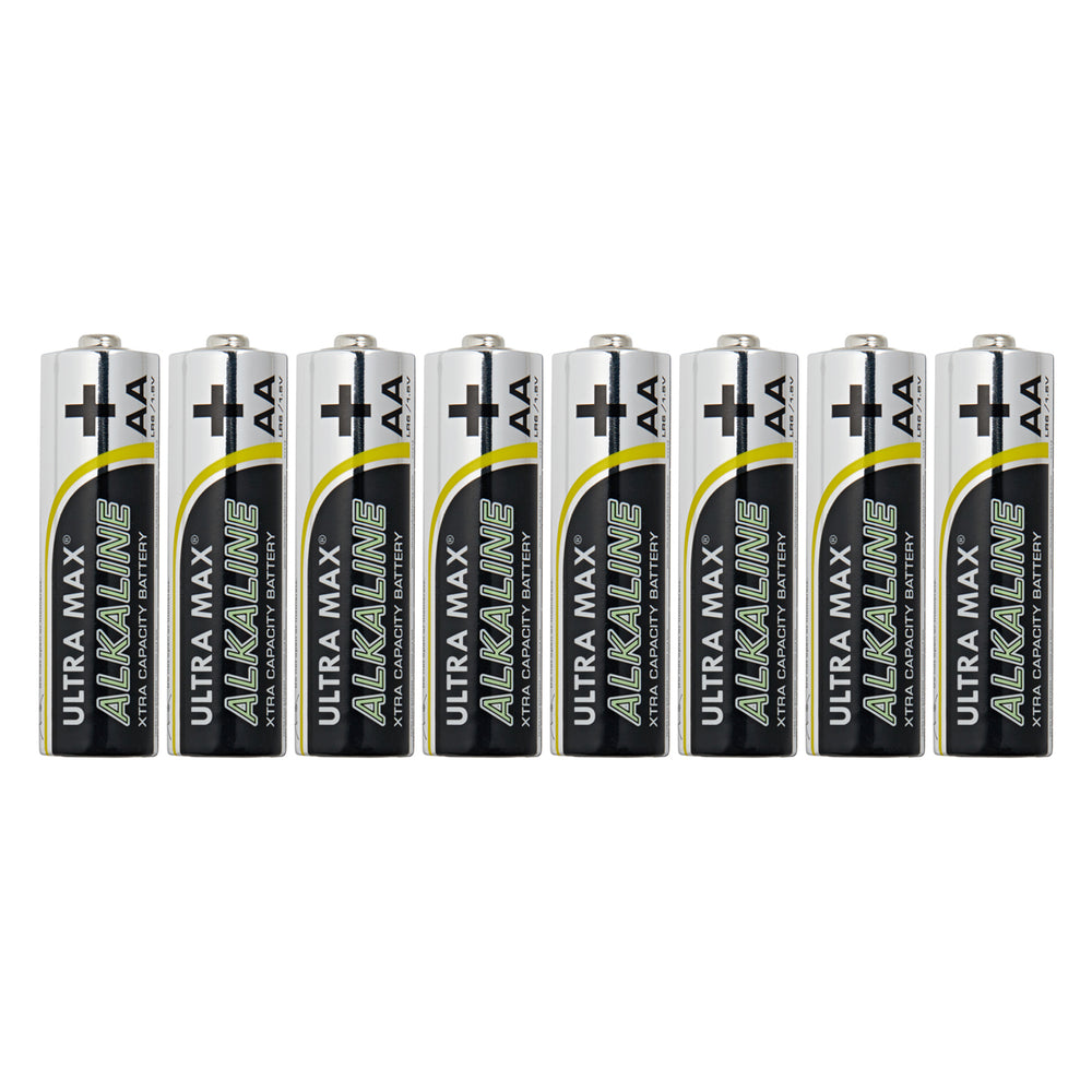 Acht AA Ultra Max Alkaline Batterien mit 1,5 Volt in einer Reihe auf weißem Hintergrund