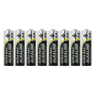 Acht AA Ultra Max Alkaline Batterien mit 1,5 Volt in einer Reihe auf weißem Hintergrund