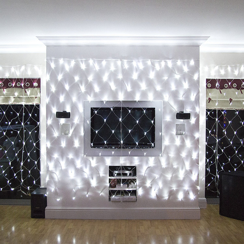 Großes weißes LED Lichternetz beleuchtet Wand mit Fernseher und Lautsprechern