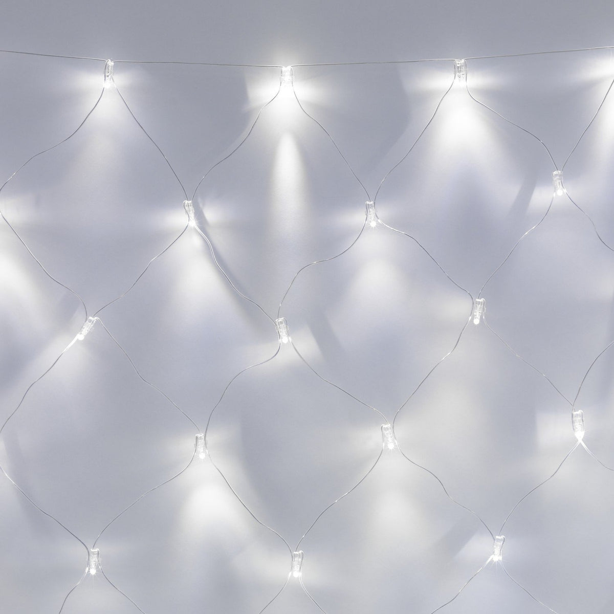 Detailaufnahme von weißen LED-Lichtern in einem koppelbaren Lichternetz