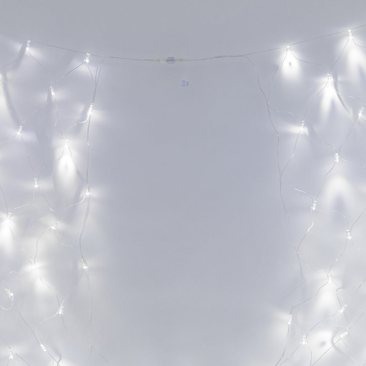 Detailaufnahme einzelner LED Lichter mit transparentem Kabel im Lichternetz