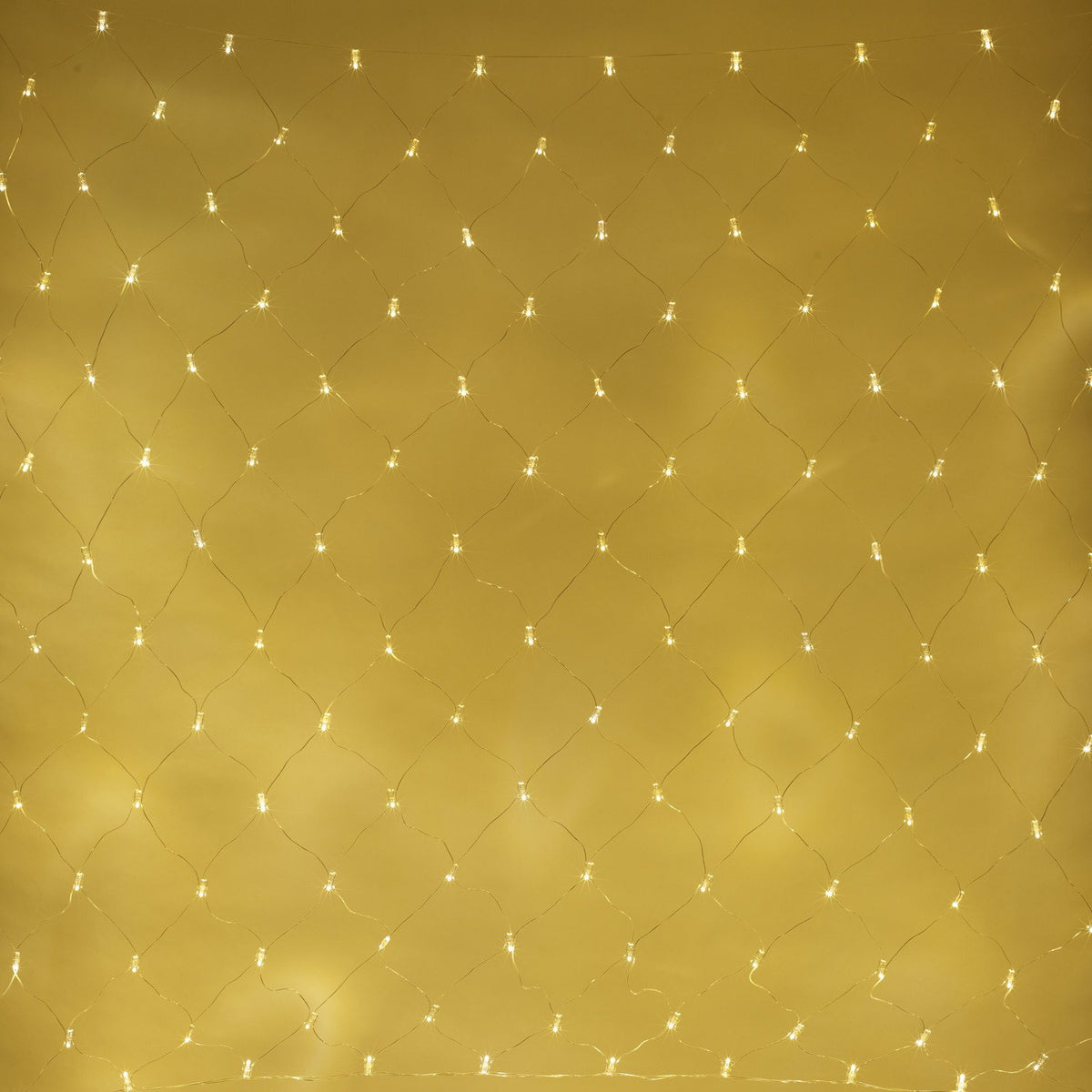 Warmweiße LED Lichternetz mit transparentem Kabel vor gelbem Hintergrund