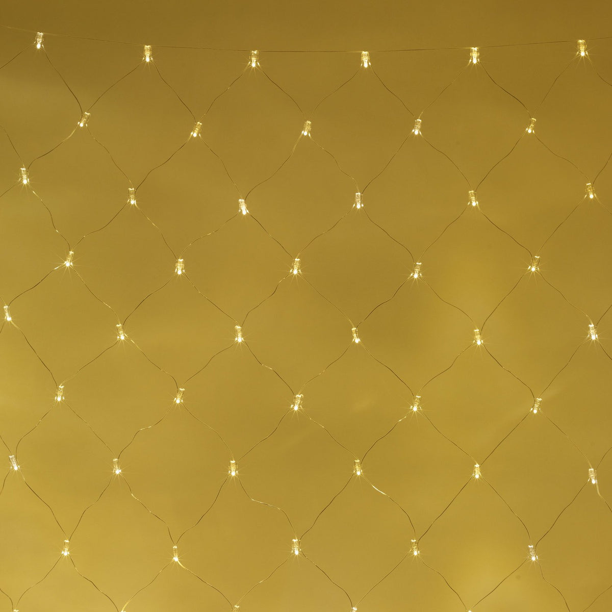 Warmweiße LED Lichterkette in Netzform mit transparentem Kabel vor gelbem Hintergrund, Nahaufnahme