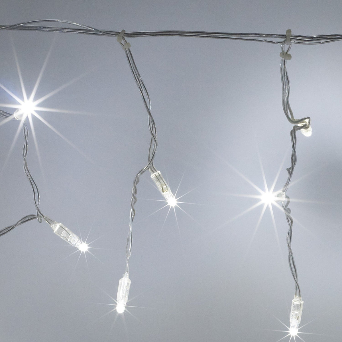 Nahaufnahme der weißen LED Eiszapfen an transparentem Kabel der Lichterkette
