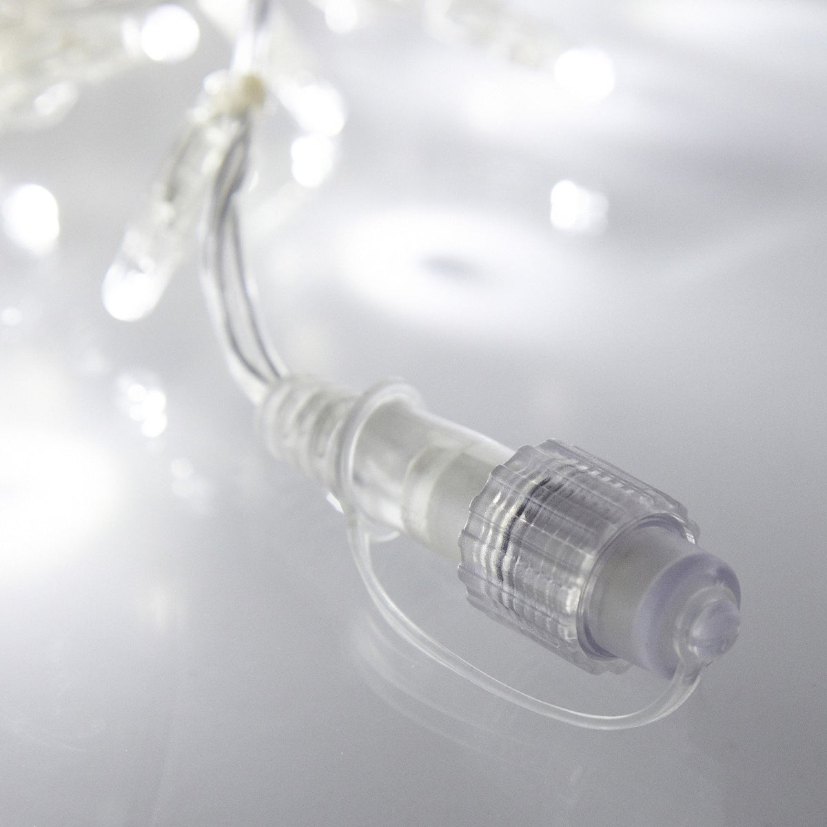 Detailaufnahme des transparenten Steckers der LED Eiszapfen Lichterkette