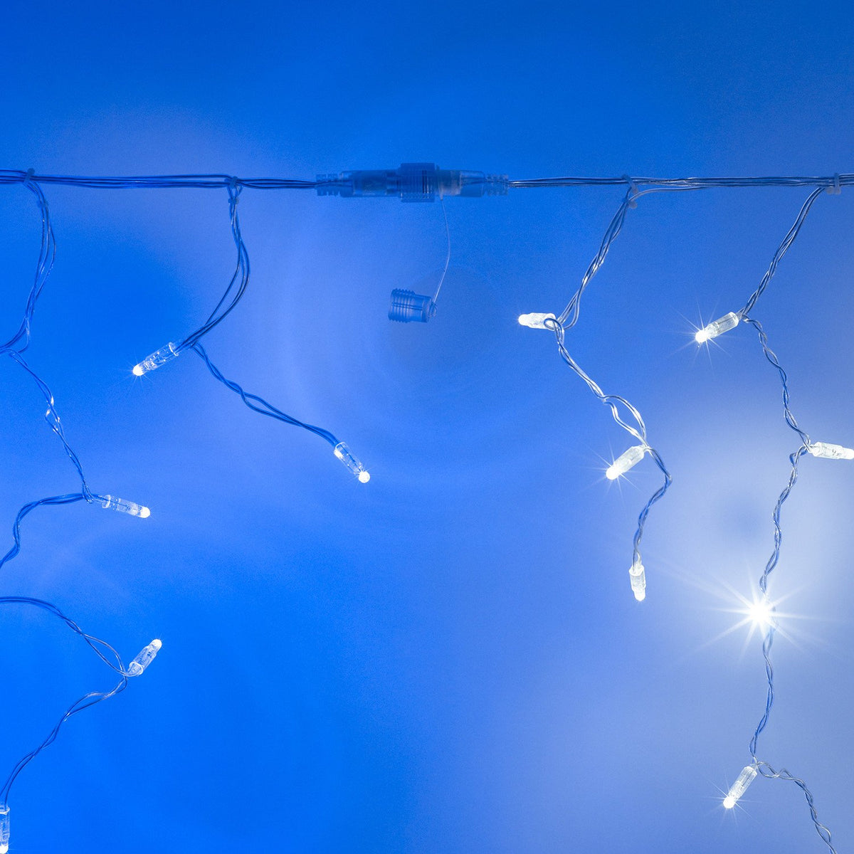 Verbindung der koppelbaren LED Eiszapfen Lichterkette mit blauem Hintergrund