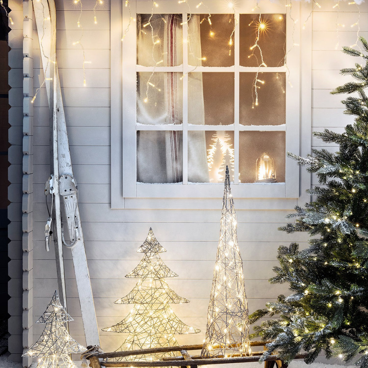 Weihnachtliche Dekoration mit LED Eiszapfen Lichterkette und beleuchteten Figuren