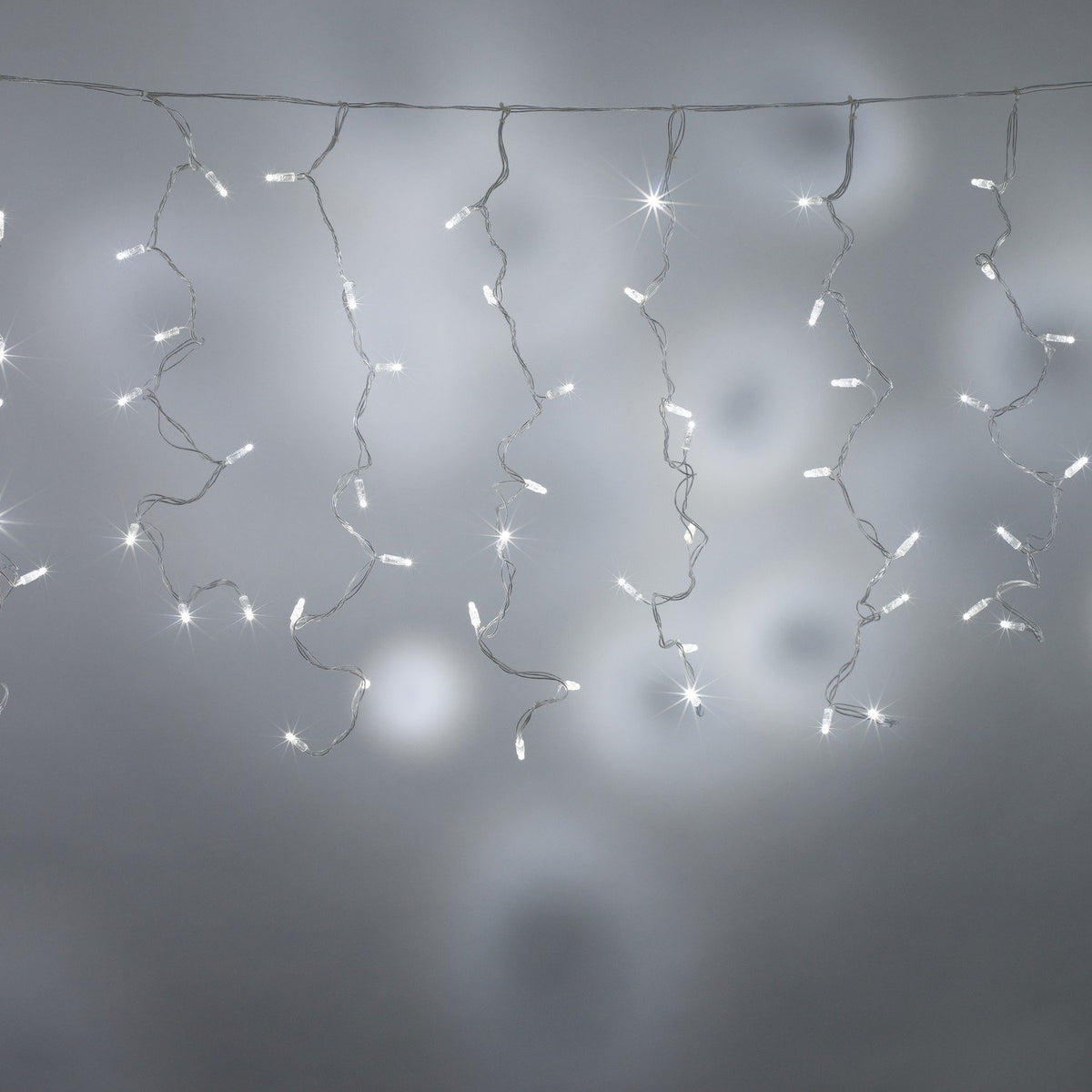 Core Connect LED-Lichtervorhang mit 480 weißen LEDs und transparentem Kabel vor grauem Hintergrund