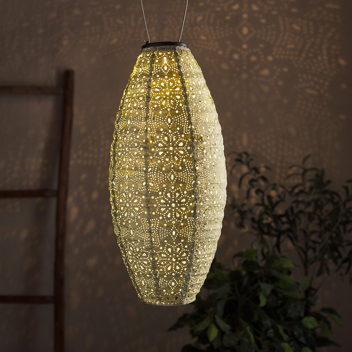 Ovaler, beleuchteter Tyvek Solar Lampion mit Muster, der Lichtmuster an Wand wirft