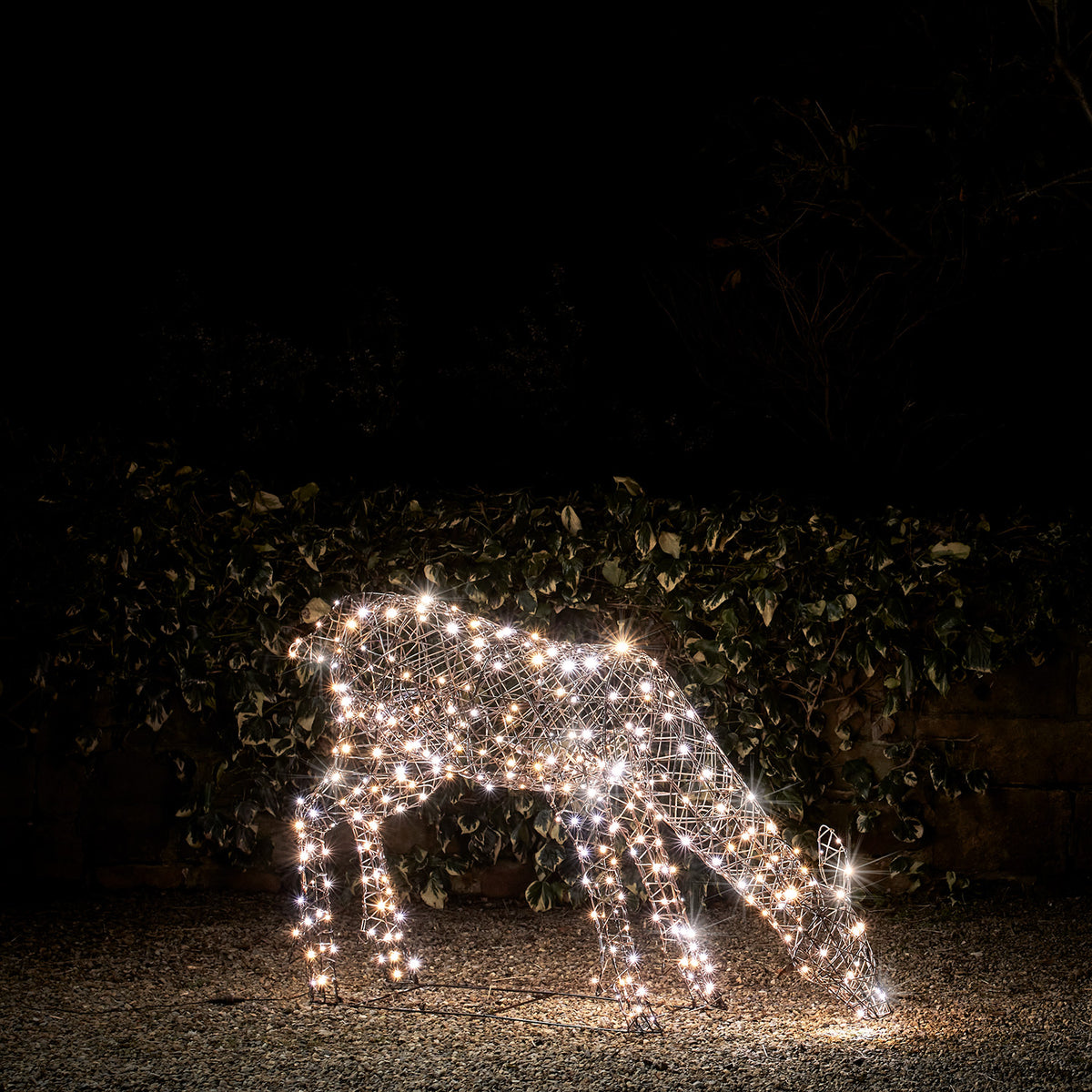 Grasendes LED-Rentier mit gemischtem weißem und warmweißem Licht im Garten bei Nacht